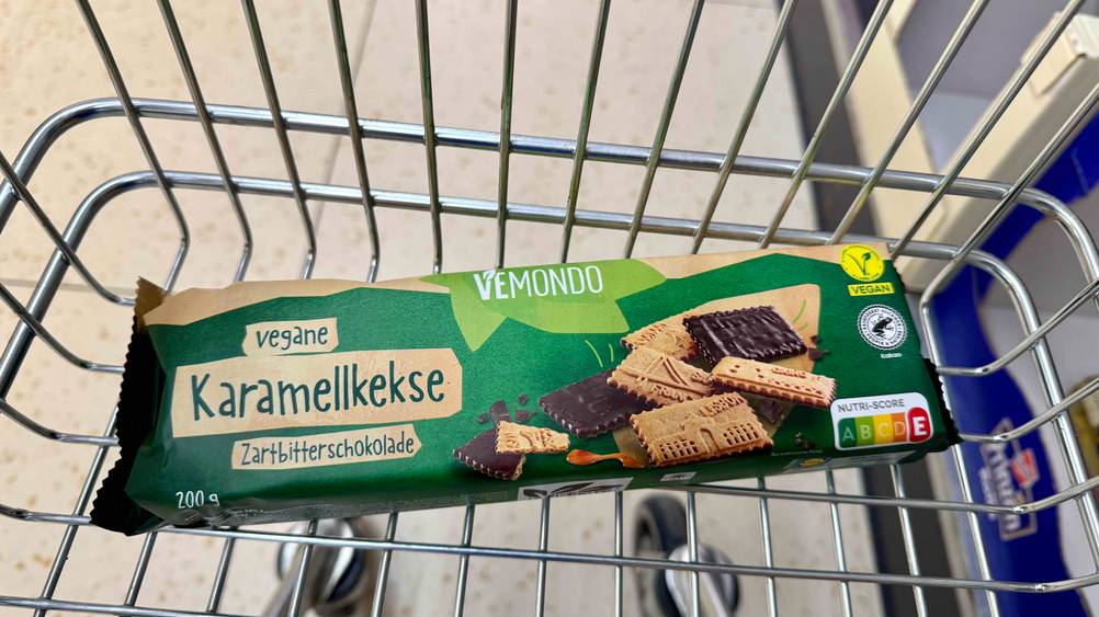 In einem Einkaufswagen befindet sich eine Packung der getesteten Karamell-Kekse.