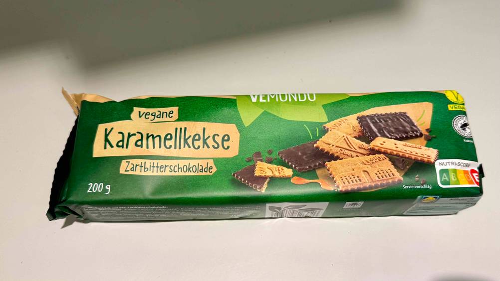 Eine Packung Karamell-Kekse im Test liegt auf einer hellen Fläche.