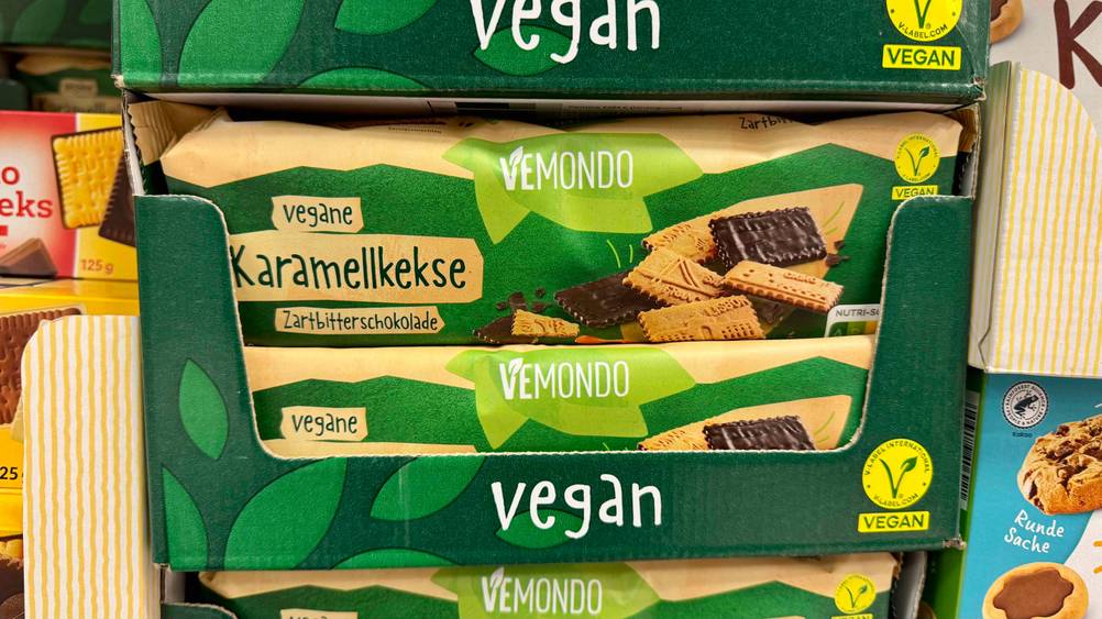 Mehrere Packungen der getesteten Karamell-Kekse in einem Verkaufsregal.