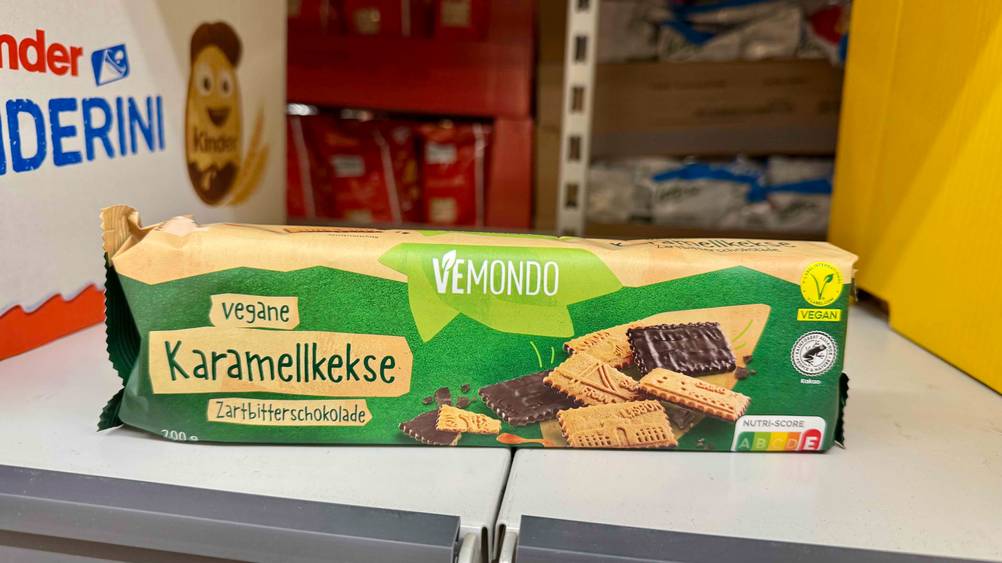 Getestet: Auf einem grauen Regalbrett steht eine Packung Karamell-Kekse.