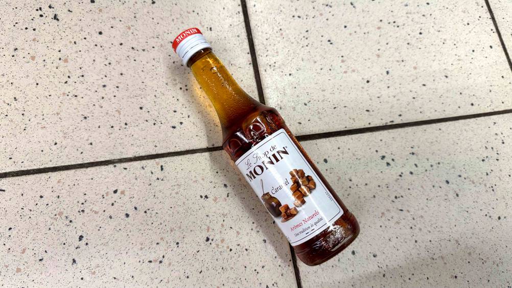 Eine Flasche des getesteten Karamell-Sirups auf einem Fließenboden.