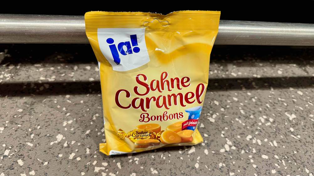 Karamellbonbons im Test: Eine Packung steht vor einer Wand auf dem Boden.