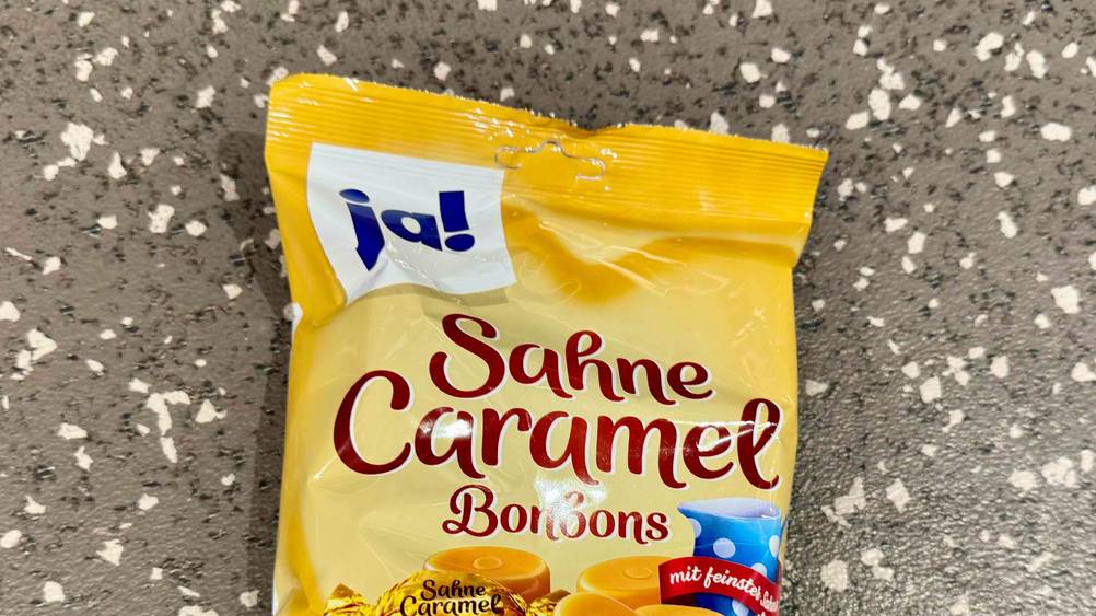 Karamellbonbons getestet: Nahaufnahme der Verpackung mit Logo und Artikelbezeichnung.