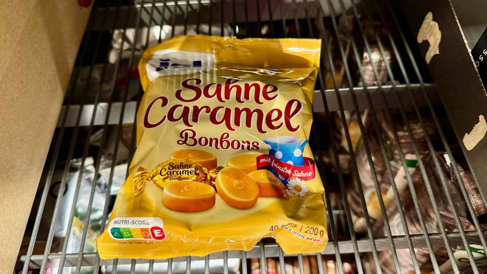 Auf einem Gitter liegt eine Packung der getesteten Karamellbonbons.