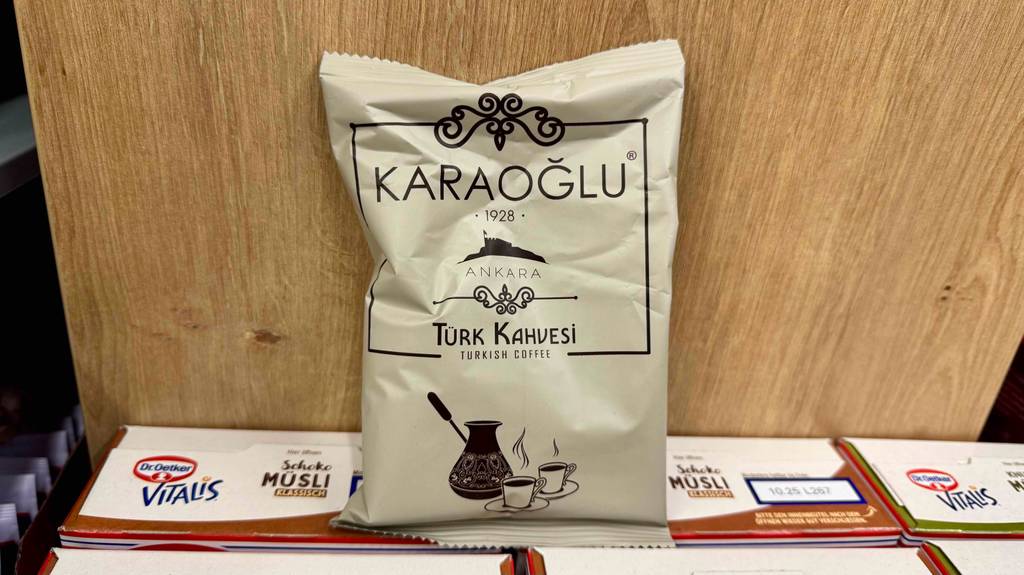 Im Test: Türkischer Kaffee Ankara der Marke KARAOGLU in einem Frischhaltebeutel, gemahlen, steht auf Müsli-Packungen.