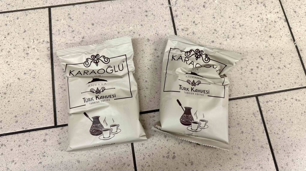 Getestet: Türkischer Kaffee, in zwei Frischhaltebeuteln, liegt auf dem Fliesenboden.