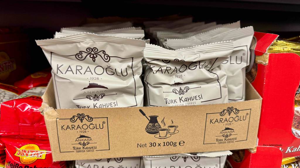 Im Test: Türkischer Kaffee in mehreren weißen Frischhaltebeuteln befindet sich in einem Karton auf einem Verkaufsregal.