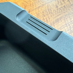 Ein Griff des Karcher-Aluguss-Bräter 2-in-1 in Nahaufnahme