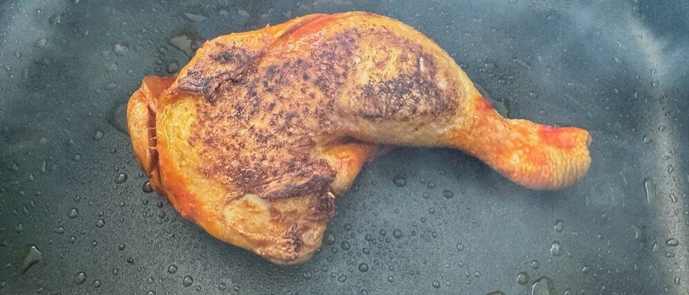 Im Behälter des Karcher-Aluguss-Bräter 2-in-1 liegt Fleisch