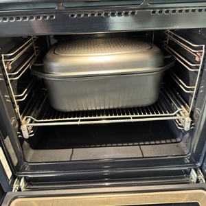 Der Karcher-Aluguss-Bräter 2-in-1 steht geschlossen in einem Ofen