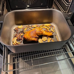 Fleisch und Zwiebeln liegen nach dem Braten im Behälter des Karcher-Aluguss-Bräter 2 in 1