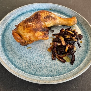 Fleisch und Zwiebeln aus dem Karcher-Aluguss-Bräter 2-in-1 liegen auf einem Teller