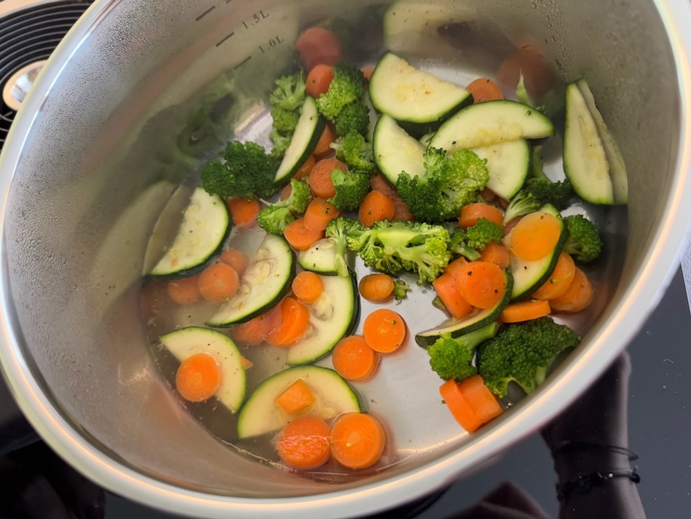 Gemüse dünsten im Topf des Sets von Karcher Mia