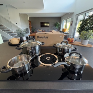 Karcher Mia Töpfe nebeneinander mit Karton im Hintergrund