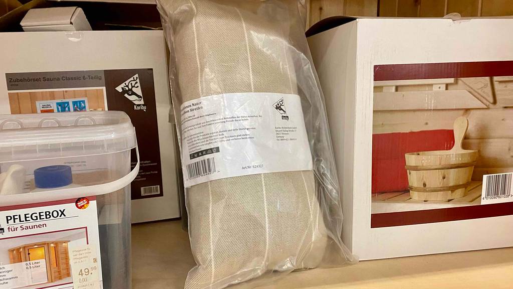 Saunakissen-Test: Ein verpacktes Kissen steht zwischen anderen Artikeln in einem Regal.