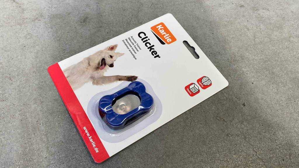 Im Test: Ein originalverpackter Clicker liegt schräg auf einem Steinboden.