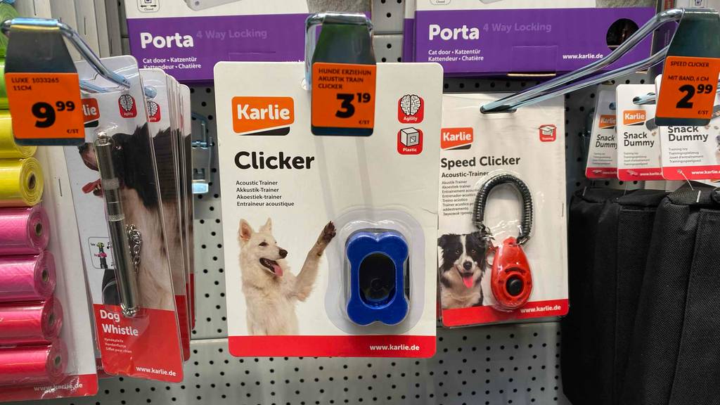 Getestet: Clicker von Karlie hängt verpackt neben anderen Produkten in einem Regal.