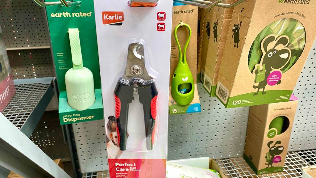 Im Test: Eine Krallenschere hängt Kartonblister neben anderen Produkten in einem Hängeregal.