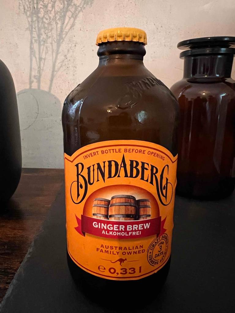 Im Test: Eine Flasche alkoholfreien Bieres steht auf einer dunklen Oberfläche.