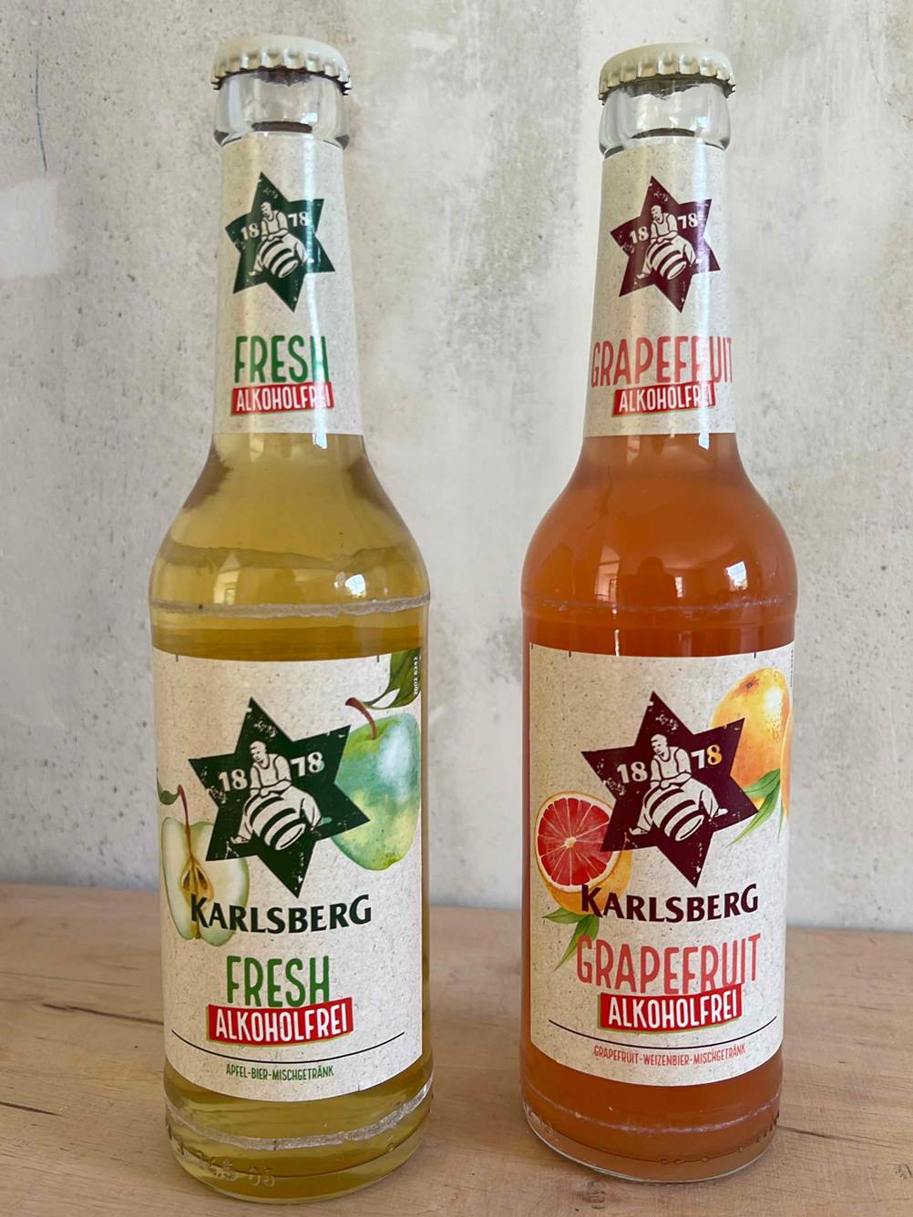 Zwei alkoholfreie Biere mit 0,5% Restalkohol mit Apfel und Grapefruit-Geschmack