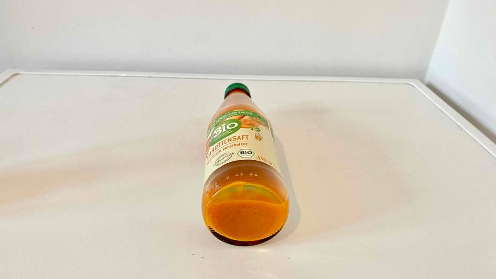 Karottensaft Flasche auf hellem Untergrund