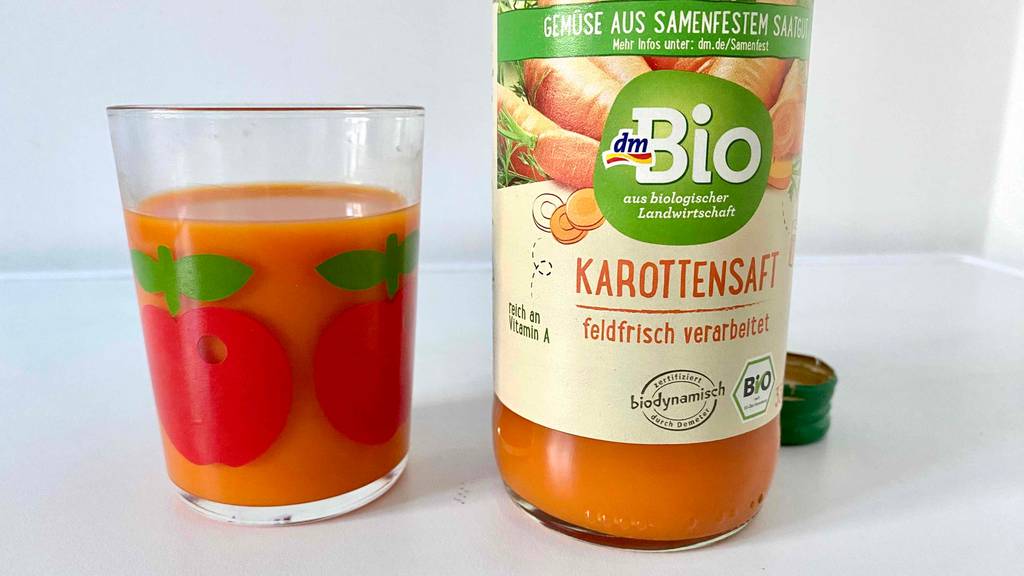 Karottensaft im Glas und in der Flasche.