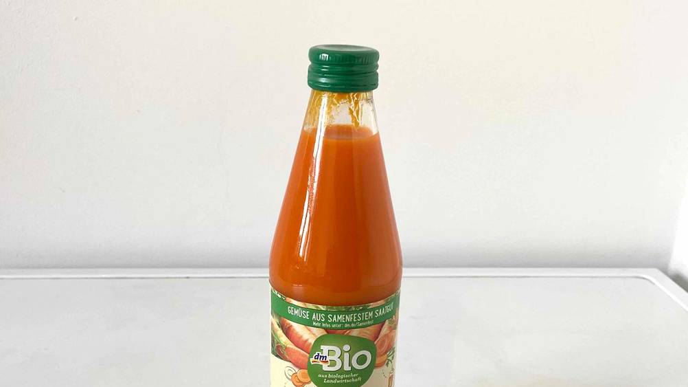 Nahaufnahme des Verschlusses einer Flasche des getesteten Karottensafts.