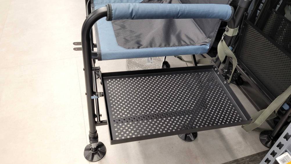 Karpfenstuhl getestet: Nahaufnahme der Ablage am Stuhl.