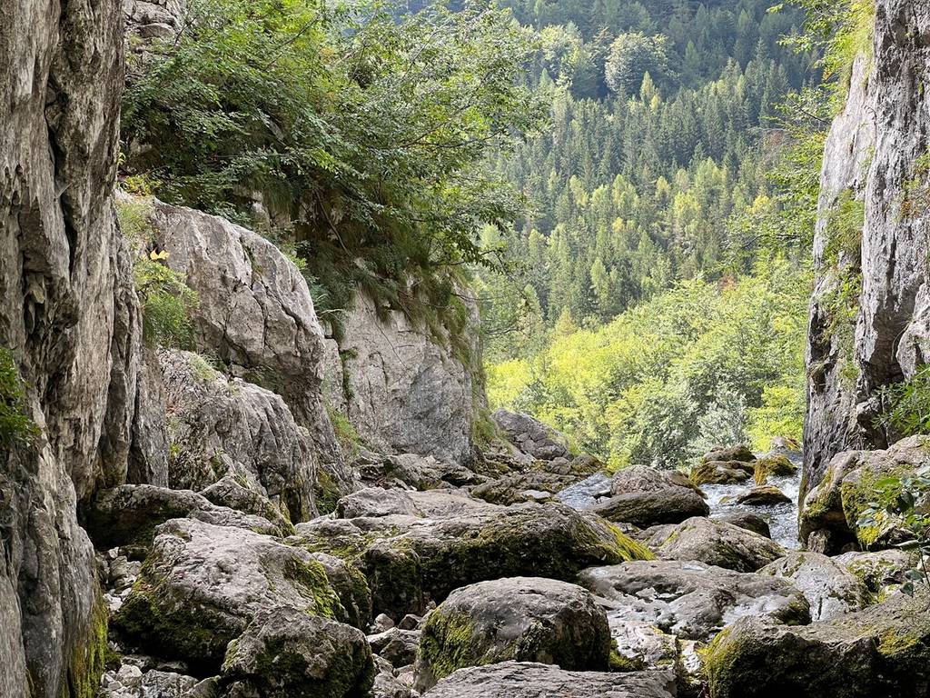 Karst-Gebirge im slowenischen Nationalpark mit einem Fluss.