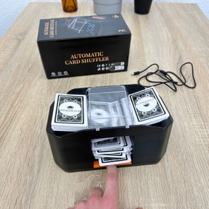 Ein Finger betätigt bei einem Quicard-Kartenmischer JY den Knopf für den Mischvorgang.