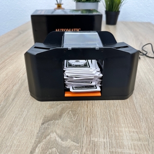 Ein Quicard-Kartenmischer JY gibt einen gemischten Kartenstapel über eine Ausgabe aus.