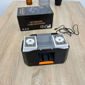 Ein Quicard-Kartenmischer JY mischt automatisch zwei Kartenstapel, während gemischte Spielkarten vorne ausgeworfen werden.