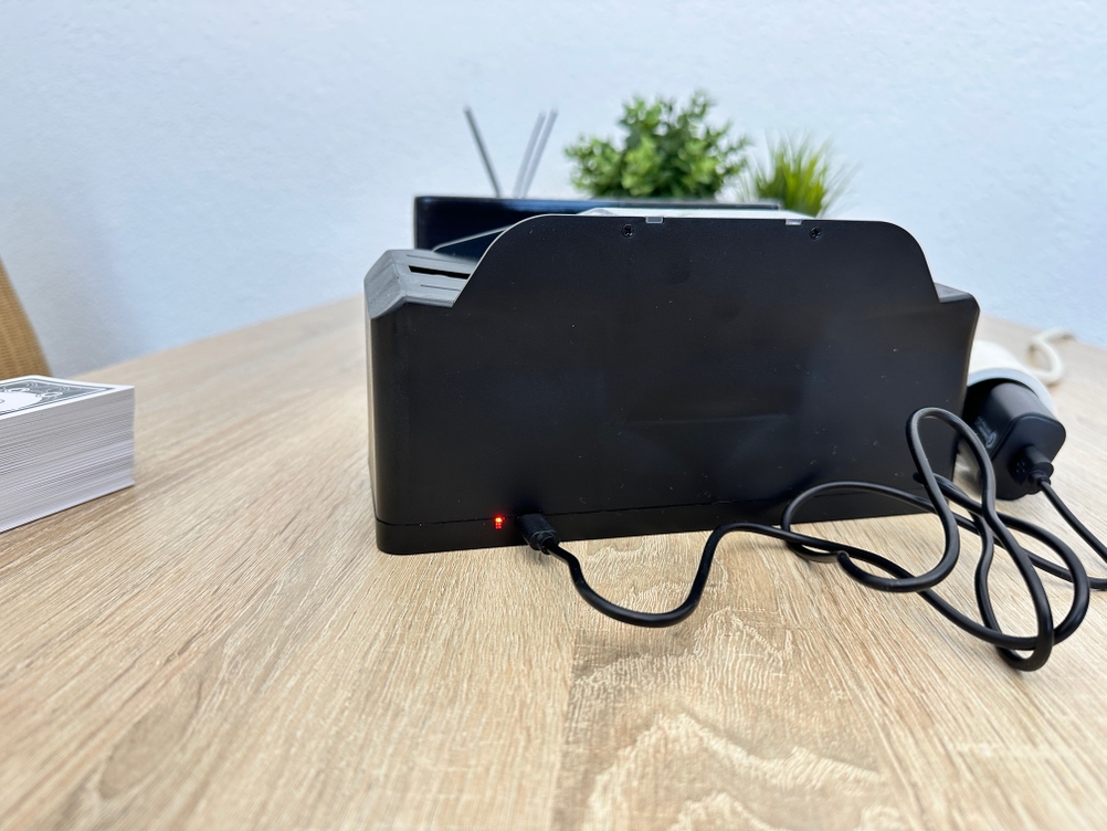 Ein Quicard-Kartenmischer JY ist über ein Kabel angeschlossen, während eine Kontrollleuchte den Betriebsstatus anzeigt.