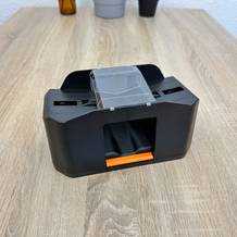 Der Quicard-Kartenmischer JY steht allein auf einem Tisch und ist bereit zum automatischen Mischen von Spielkarten.