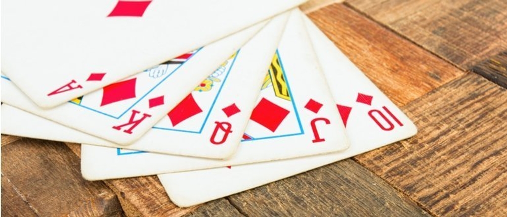 Karten liegen auf einem Holztisch.