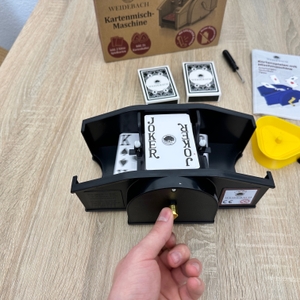 Eine Weidebach-Kartenmischmaschine befindet sich im aktiven Mischbetrieb, während Karten zwischen den Einzügen wechseln.