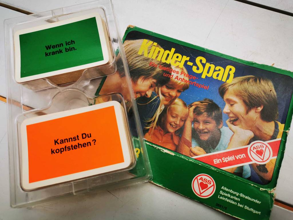 Kartenspiele im Test: Ein Frage-Antwort-Spiel liegt neben der Verpackung.
