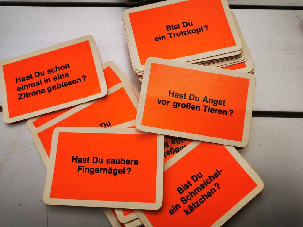 Kartenspiele getestet: Mehrere Karten eines Frage- und Antwort-Kartenspiels liegen auf einem Haufen.