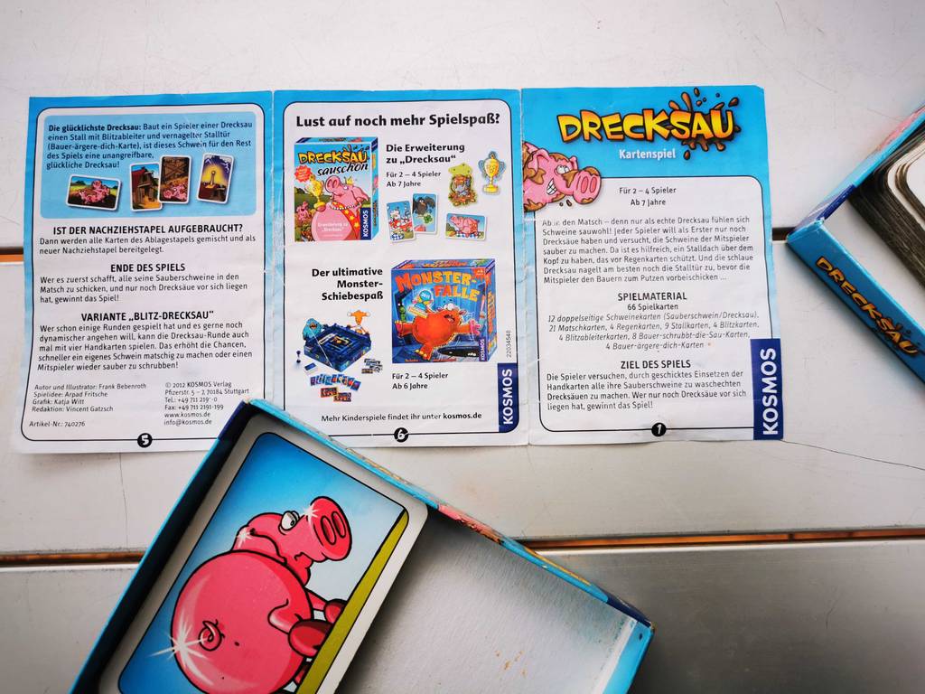 Kartenspiele-Test: Die ausgebreitete Anleitung eines Spiels liegt über der Verpackung.