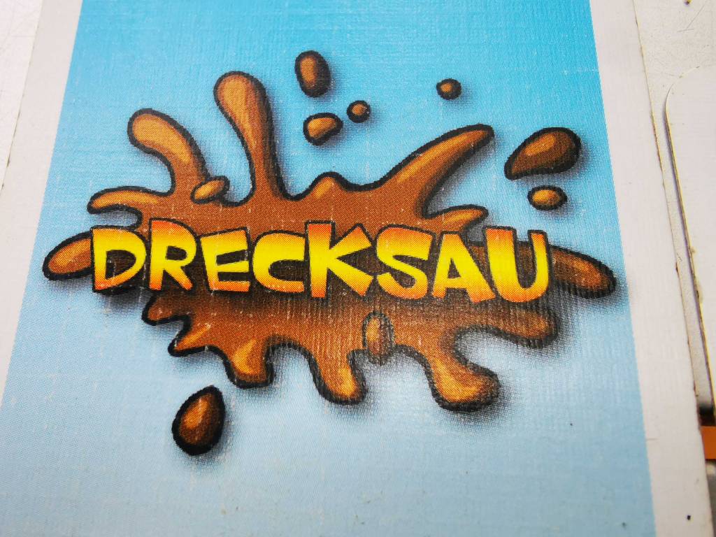 Kartenspiele getestet: Auf einer Spielkarte steht groß der Spielname.