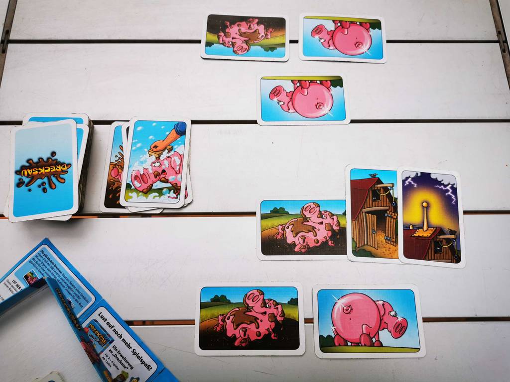 Kartenspiele-Test: Ein Spiel liegt für zwei Spieler ausgeteilt auf einem Tisch.