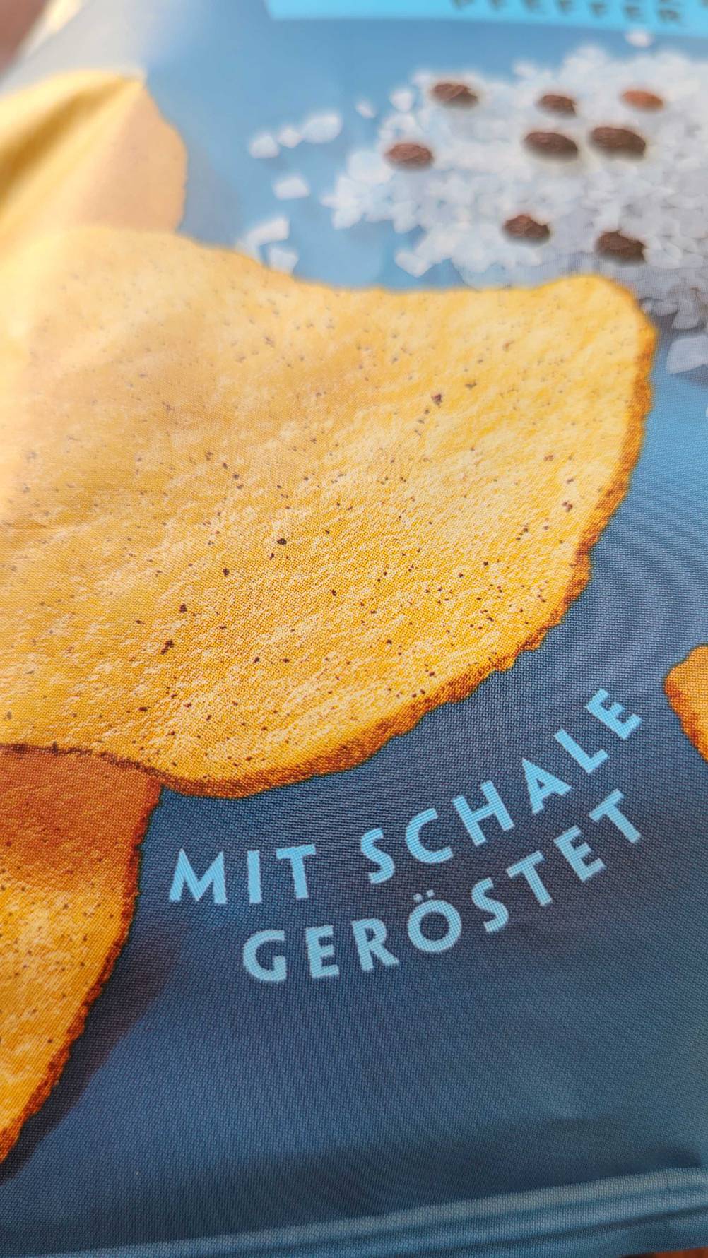 Kartoffelchips getestet: Nahaufnahme der Informationen auf der Vorderseite der Packung.