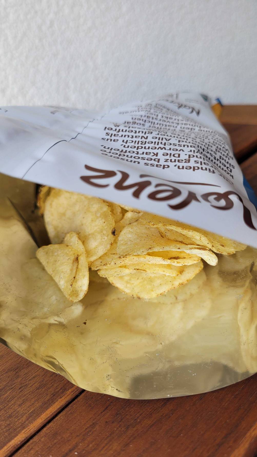 Im Test: Nahaufnahme der Kartoffelchips in der Verpackung.