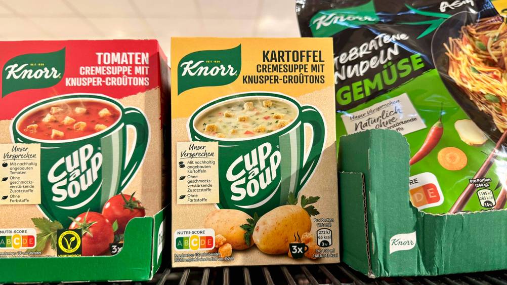 Getestet: Eine Packung Kartoffelsuppe steht neben anderen Produkten in einem Verkaufsregal.