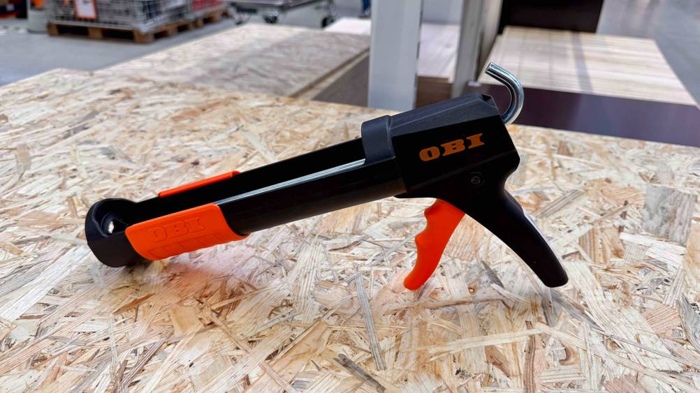 Eine getestete Kartuschenpresse auf einer Holzfläche stehend.
