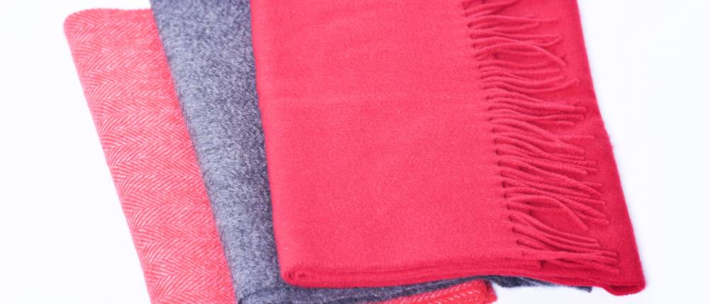 Kaschmir-Schal-Test: drei gefaltete Schals in rosa, lila und pink