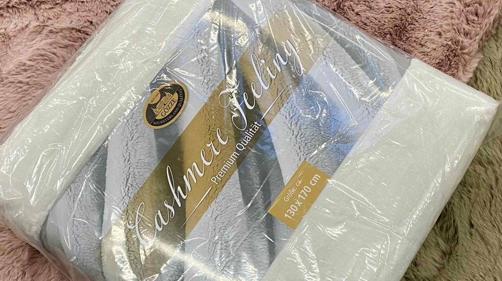 Kaschmirdecke-Test: Nahaufnahme des Labels der Verpackung der Decke Cashmere Feeling mit Größenangaben.