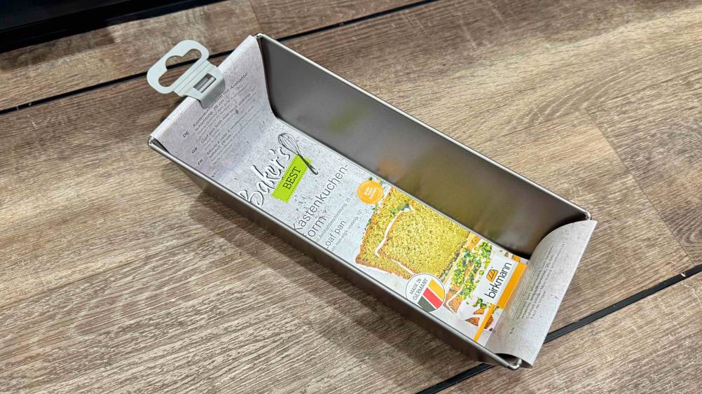 Eine getestete Kastenform auf einem Holzboden leicht horizontal.