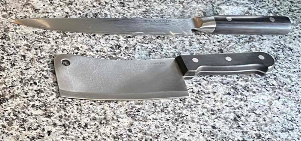 Chinesisches Kochmesser im Test: zwei Messer von KASUMI liegen auf einer Marmorarbeitsfläche.