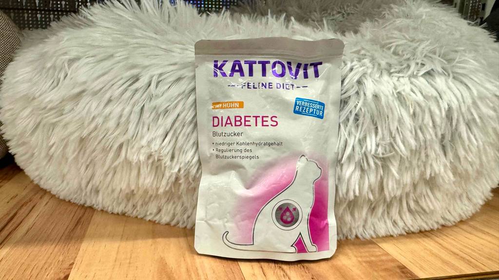 Im Test: Eine Packung Diabetes-Katzenfutter steht vor einem weißen Flauschkissen.